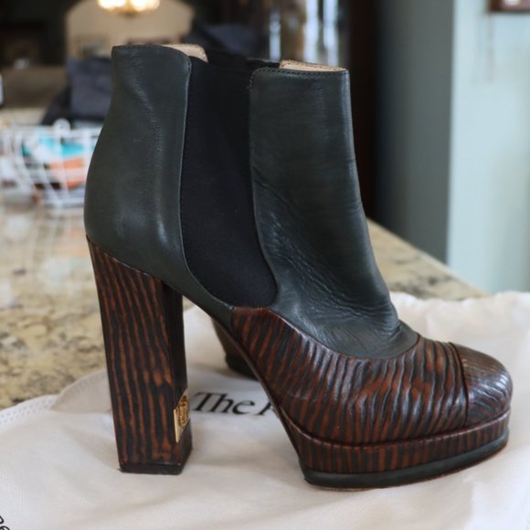 CHANEL Interlocking CC Logo Leather Chelsea Platform Boots - Picture 2 of 8